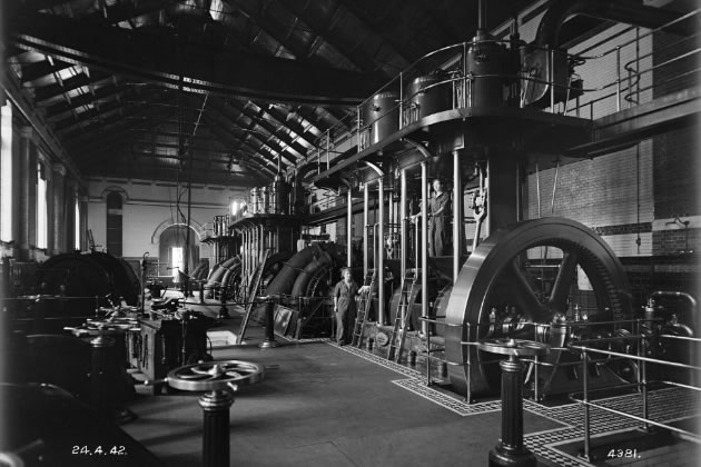 Women at work at the pumping station during the Second World War 