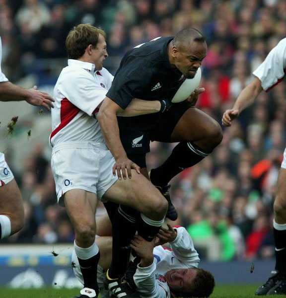 Matt Dawson tackles Jonah Lomu