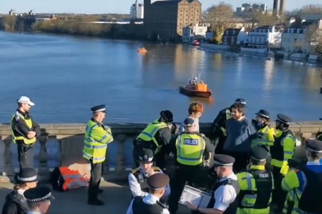 Police arrest two men on Chiswick Bridge