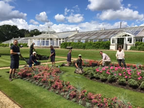 volunteers at chiswick house gardens
