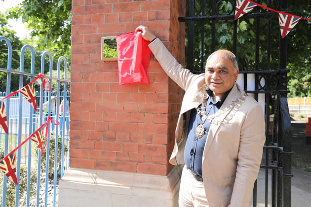 The Mayor of Hounslow unveils a plaque on the gate 