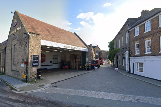 The entrance to the road on Chiswick Lane South