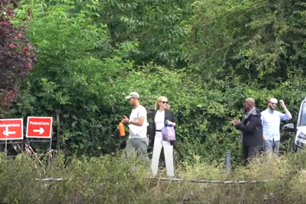 Julia Roberts walking by the riverside in Chiswick