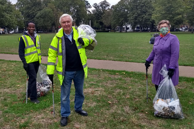 Turnham Green councillors clearing up litter 