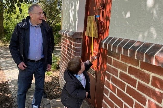 Andy Slaughter MP and Alexander Shaheen unveiling the plaque