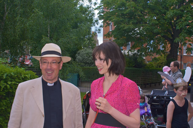Father Kevin with Sophie Ellie Bextor at the 2008 Bedford Park Festival