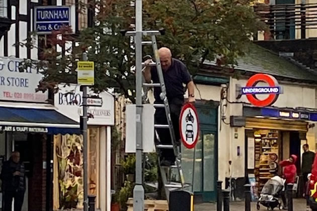 Access signs being removed at Turnham Green Terrace
