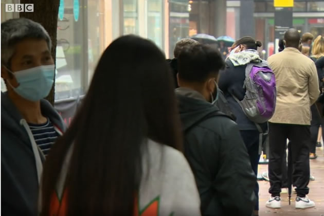 People queueing to get vaccinated this weekend 