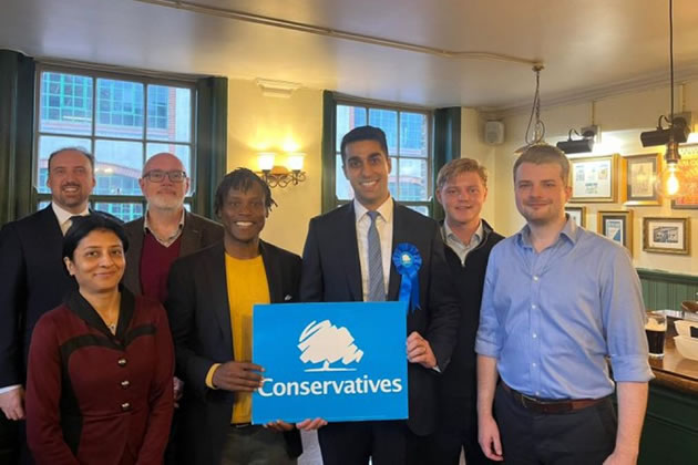 Cllr Grewal joins his new party colleagues in a Chiswick pub 