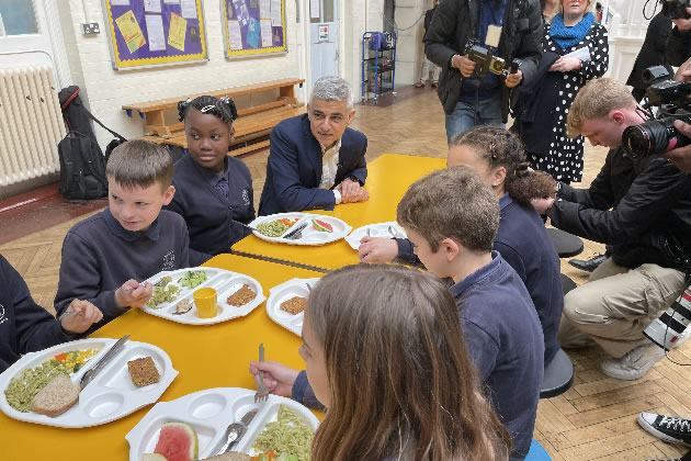 Fleur Anderson MP visits a local school 