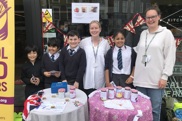 Sabian Reysantos, 10, Yousif Alsaadi, 9, Theo Carlebach, 9, Hollie Brader, Avonmore Primary Year 5 class teacher, Alaina Samuels, 10, and teaching assistant Sarah Catlin-Onyett