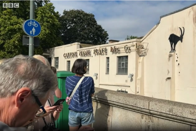 The goat is attracting crowds on Kew Bridge 