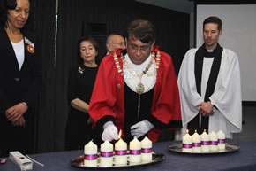 mayor of hounslow lights candle on holocaust memorial day 